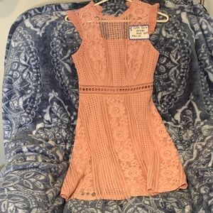 Chic Sleeveless Lace Dress in Soft Pink